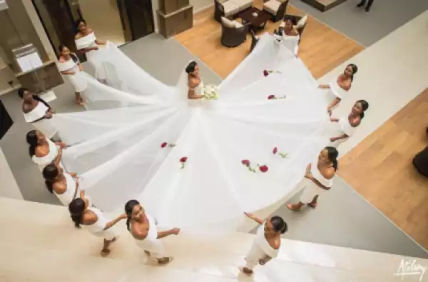 Check Out This Stunning Photo of a Bride and Her Bridesmaids